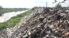 Hai bên bờ sông Nhuệ đang bị bức tử bởi rác thải.