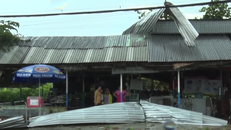 Giông lốc làm nhiều ngôi nhà bị tốc mái.