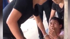 Người đàn ông van xin, khóc lóc