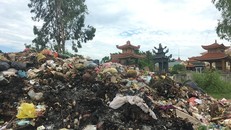 Bãi rác nằm cạnh khu nghĩa địa của phố Giắt thuộc thị trấn Triệu Sơn.