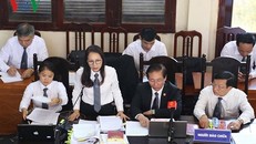 Luật sư Phúc (đứng) bào chữa cho bị cáo Lương tại phiên tòa chiều 25/5.