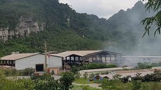 Khói bốc lên từ Nhà máy sản xuất chì của Cty Bắc Bộ.