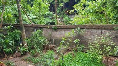 Diện tích đất nằm sát bờ sông Pheo của một trong nhiều hộ gia đình bị 'treo' đã nhiều năm nay.