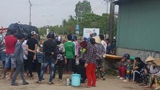 Người dân tập trung theo dõi vụ việc rất đông. Ảnh Tiền Phong.