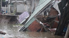 Sạt lở bờ sông vào ngày 21/5, làm 7 căn nhà sụp hoàn toàn và hàng chục căn khác buộc phải di dời khẩn cấp. Ảnh: Minh Anh. 