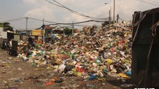 Núi rác sát bên đường Dương Thị Mười bốc mùi hôi thối nghiêm trọng. 