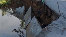 Sạt lở tại bờ đê sông Ông Vẻ xã Mỹ Đức Đông, huyện Cái Bè.
