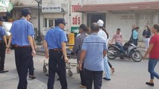 Nhiều người nhà có mặt tại viện sau cái chết của bà B