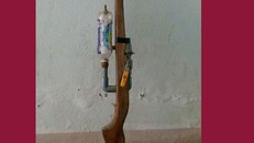 Khẩu súng do em Sỹ tự chế. (Ảnh Công an Quảng Nam).