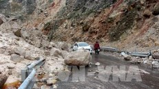 Hàng nghìn tấn đất đá bị sạt lở rơi xuống đường làm ảnh hưởng nghiêm trọng đến việc đi lại của người dân. Ảnh: Công Tuyên - TTXVN