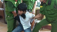 Lực lượng chức năng khống chế đối tượng - Ảnh: Công an cung cấp.