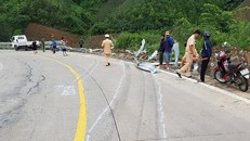 Công an đang khám nghiệm hiện trường đièu tra tai nạn