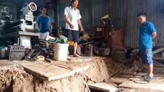 Hiện trường vụ sạt lở 6 căn nhà dân ở TT.Năm Căn. Ảnh: Văn Tưởng