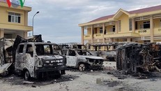 Xe ô tô bị các đối tượng quá khích đốt cháy tại Trạm Cảnh sát PCCC Phan Rí, Bình Thuận