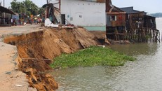 Một đoạn sông Hậu bị sạt lở tại ấp Mỹ Hội, xã Mỹ Hội Đông, huyện Chợ Mới, An Giang. Ảnh: Minh Anh.