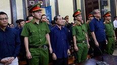 Từ phải qua: Phạm Công Danh, Trầm Bê, Phan Thành Mai và đồng phạm tại phiên tòa sơ thẩm lần 1