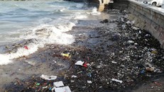 Lượng rác từ đại dương dạt về nhiều gây mất mỹ quan đô thị