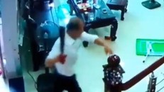 Nghi phạm cầm dao truy sát các nạn nhân. Ảnh cắt từ clip.