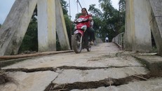 Nhiều vị trí ở cây cầu treo thôn Lèn bị nứt toác