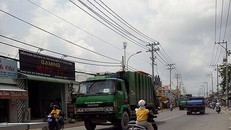 Xe rác trên đường tập kết rác về bãi rác Đa Phước. 