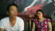 Ông H. và vợ của mình phản ánh vụ việc. 