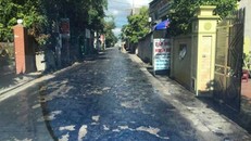 Đường loang lổ vì bị chảy nhựa dưới nắng nóng ở Hưng Yên. Ảnh Linh Ti