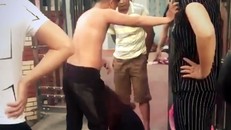 Chị G. bị xé quần, hành hung dã man (Hình cắt từ clip)