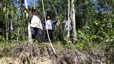 Qua kiểm tra cho thấy, núi Goi Ra Hách xuất hiện nhiều vết nứt dài đến chục mét