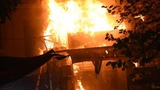 Ngọn lửa nhanh chóng bùng phát bao trùm toàn bộ 2 tầng của quán bia