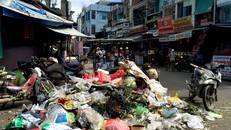 Rác thải tràn ngập trên đường phố xung quanh khu vực chợ trung tâm Quảng Ngãi. 