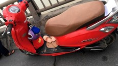 Chiếc xe cùng một số vật dụng của nạn nhân để lại trên cầu. Ảnh: H.Long