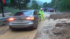 Lực lượng CSGT Công an huyện Đình Lập đã có mặt kịp thời để tổ chức phân luồng giao thông, hỗ trợ các phương tiện bị mắc kẹt.