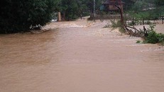 Nước lũ cuồn cuộn, chia cắt nhiều tuyến đường giao thông và cô lập thôn bản tại Nghệ An