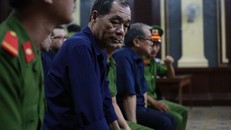 Bị cáo Trầm Bê (trái) và Phạm Công Danh trong phiên tòa hồi tháng 1.2018