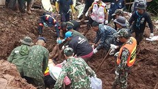 Lực lượng cứu hộ tìm kiếm các nạn nhân bị chôn vùi trong vụ sạt lở đất. (Ảnh: anninhthudo.vn)