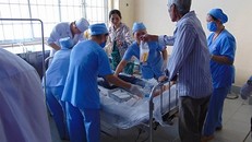 Các nạn nhân đang được cấp cứu - Ảnh: Infonet