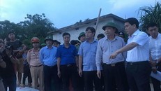 Chủ tịch UBND thành phố Hà Nội Nguyễn Ðức Chung có mặt tại Chương Mỹ kiểm tra công tác bảo vệ đê tả Bùi. Ảnh: Quang Phong.