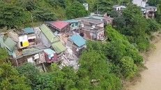 Hàng chục căn nhà ở Hoà Bình nguy cơ bị sông Ðà "nuốt". Ảnh: Mạnh Thắng.