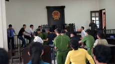 Ông Hiền lao lên tấn công kiểm sát viên ngay tại Toà