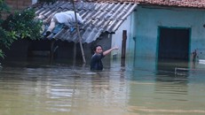 Người dân Hà Nội còn phải chống chọi với lũ dự báo kéo dài trong những ngày tới.
