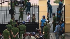 Như thông tin báo congluan.vn đưa tin trước đó, vào lúc 11 giờ 30 ngày 23/7, sau khi Hội đồng xét xử TAND huyện Bình Chánh vừa tuyên án, yêu cầu bị đơn là ông Nguyễn Văn Hiền không được phép chặn lối đi của hàng chục hộ dân ở hẻm 164B Tân Nhiễu, xã An Phú