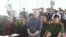 Các bị cáo trước vành móng ngựa.