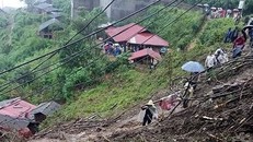 Vụ sạt núi xảy ra vào đầu giờ chiều 3/8, làm thiệt hại 4 ngôi nhà tại bản Sin Chải, xã biên giới Mù Sang, huyện Phong Thổ (Lai Châu) 