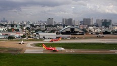 Các máy bay chờ cất cánh tại sân bay Tân Sơn Nhất.