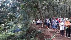 Thi thể người đàn ông phân hủy bên mương nước