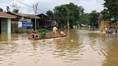 Công an cứu trợ ở thị trấn Cành Nàng, huyện Bá Thước, tỉnh Thanh Hóa.