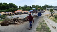 Người dân dùng nhiều vật cản, quan tài ngăn chặn xe chở rác vào nhà máy tại "điểm nóng" rác thải sinh hoạt Sa Huỳnh (huyện Đức Phổ, tỉnh Quảng Ngãi)