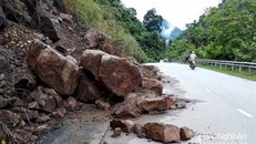 Những hòn đá lớn rơi xuống đường tại QL7 