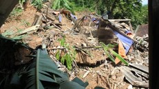 Sạt lở đất khiến nhiều nhà dân ở thị trấn Mường Xén, huyện Kỳ Sơn bị hư hỏng nặng. Ảnh: Viết Lam