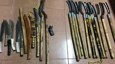 Số vũ khí mà 2 nhóm thanh niên chuẩn bị để hỗn chiến: Ảnh Minh Lộc